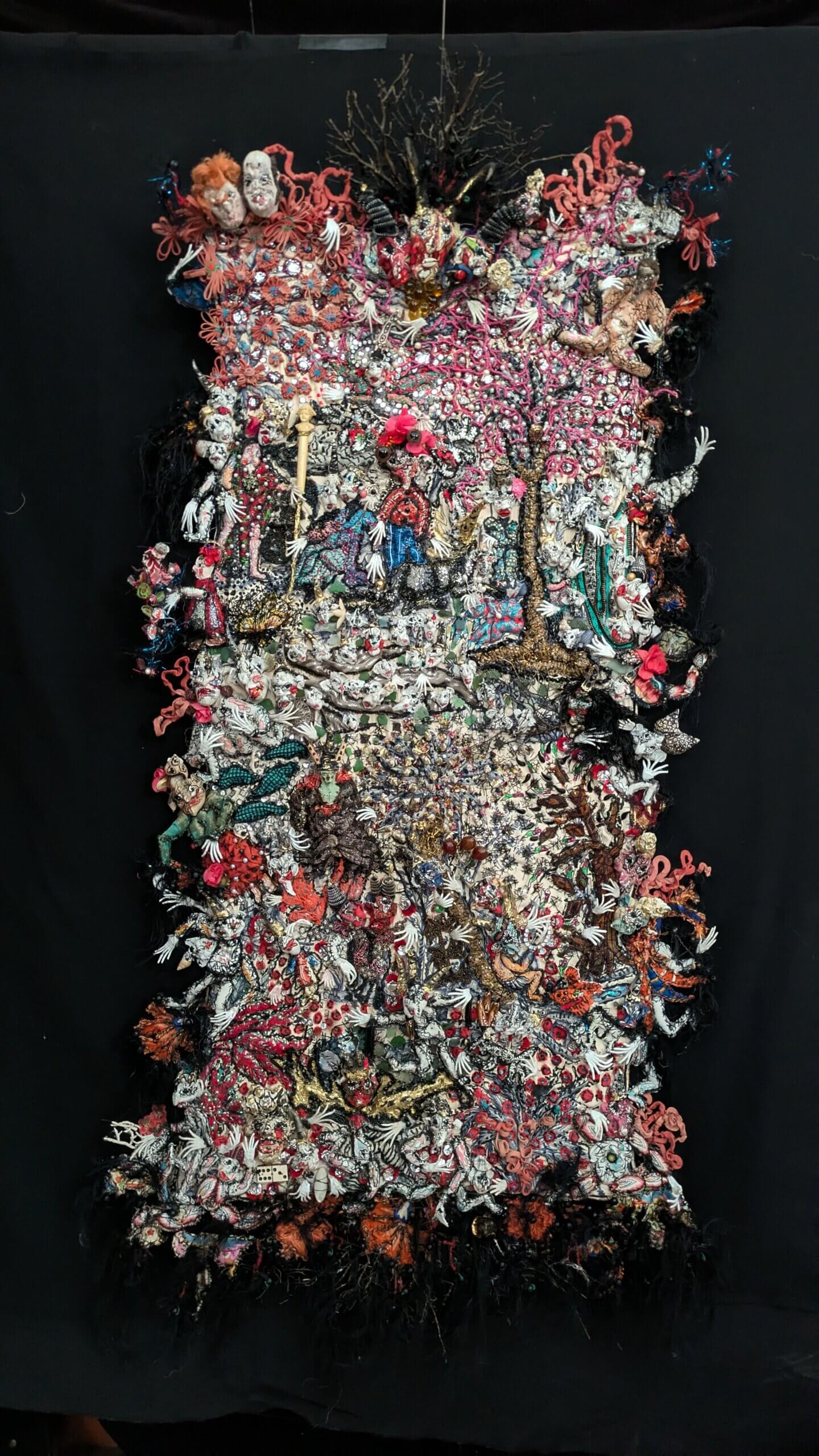 photo d'une oeuvre de Rebecca Campeau : toile brodée en ronde bosse et divers éléments, La divine Comedia 78 x 145 cm