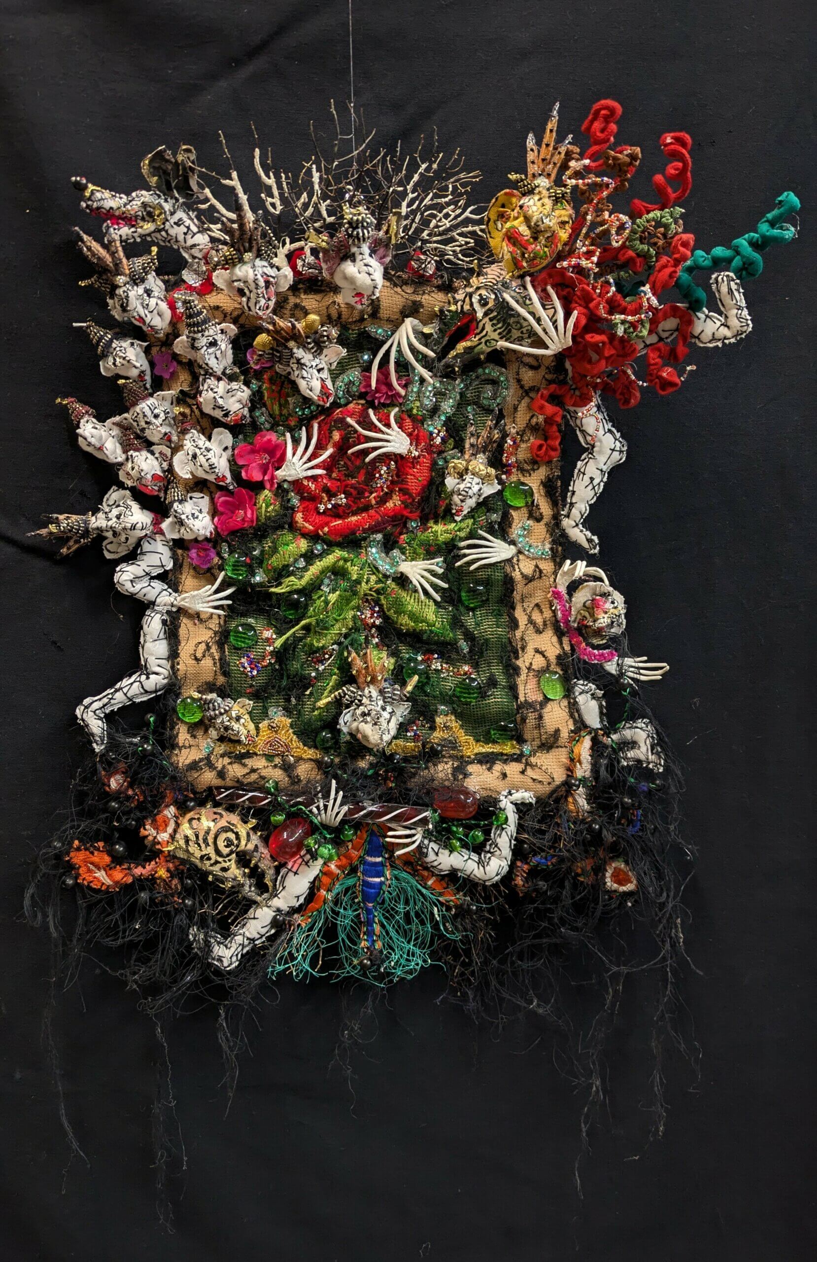 image qui représente une oeuvre de Rebecca Campeau intitulée La Rose, broderie sur toile ancienne 60 x 45 cm