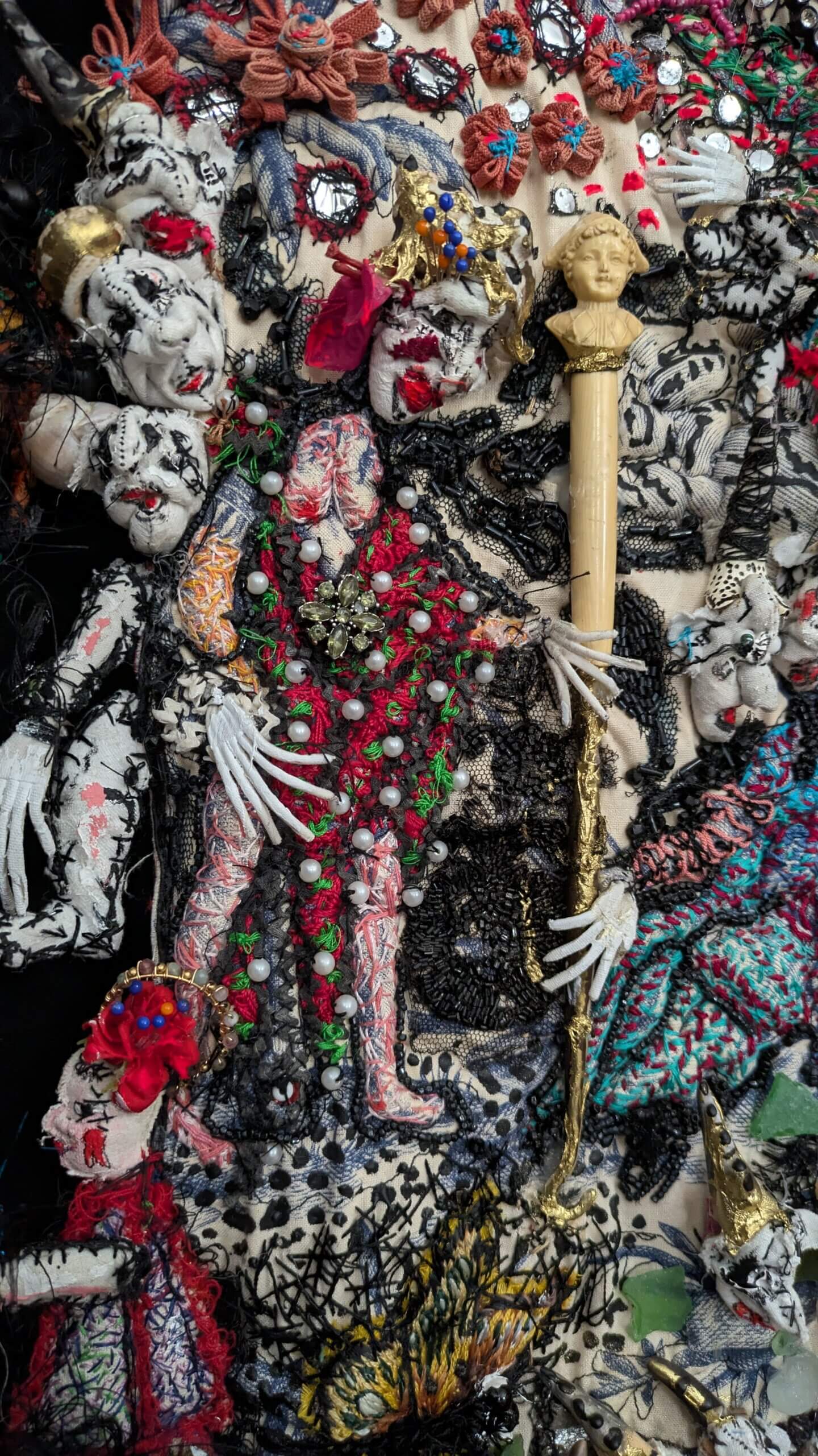 Broderie en ronde bosse sur toile ancienne avec insertion d'éléments chinés anciens Dimensions 78 x 145 cm Rebecca Campeau aime raconter des histoires en donnant vie dans ses sculptures textile aux objets anciens et aux matières aujourd’hui souvent délaissés