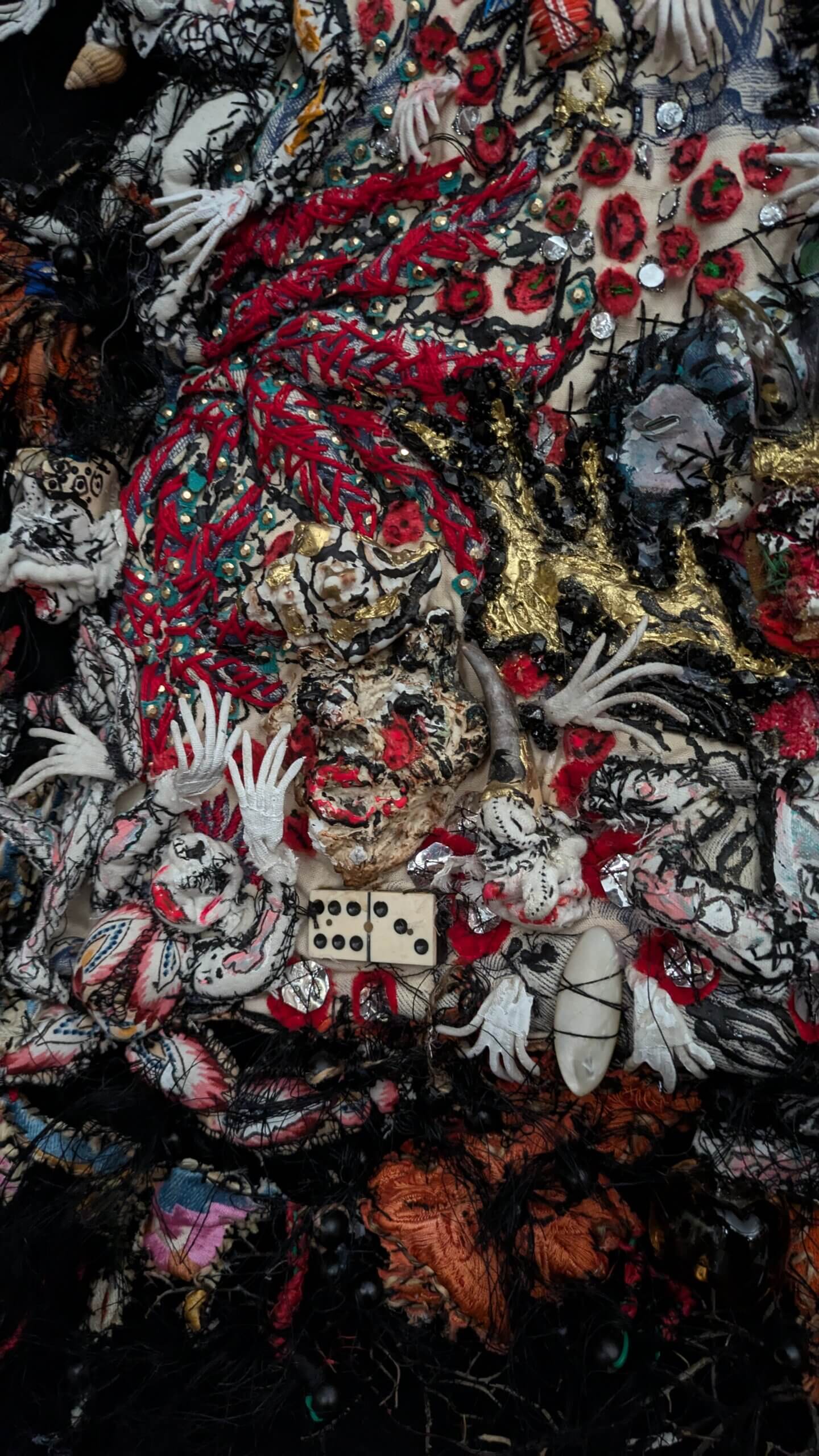 Broderie en ronde bosse sur toile ancienne avec insertion d'éléments chinés anciens Dimensions 78 x 145 cm Rebecca Campeau aime raconter des histoires en donnant vie dans ses sculptures textile aux objets anciens et aux matières aujourd’hui souvent délaissés