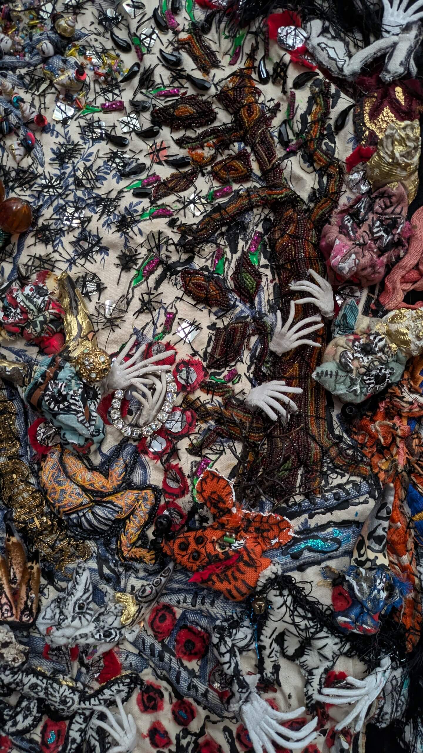 Broderie en ronde bosse sur toile ancienne avec insertion d'éléments chinés anciens Dimensions 78 x 145 cm Rebecca Campeau aime raconter des histoires en donnant vie dans ses sculptures textile aux objets anciens et aux matières aujourd’hui souvent délaissés