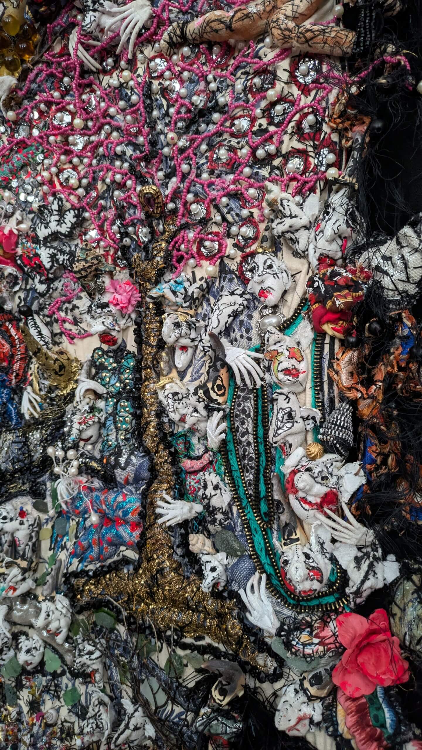 Broderie en ronde bosse sur toile ancienne avec insertion d'éléments chinés anciens Dimensions 78 x 145 cm Rebecca Campeau aime raconter des histoires en donnant vie dans ses sculptures textile aux objets anciens et aux matières aujourd’hui souvent délaissés