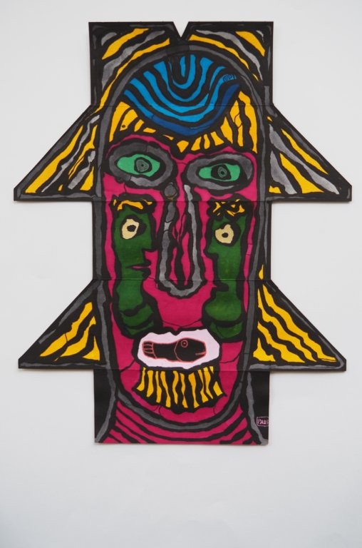 image qui représente une oeuvre de 2025 de l'artiste Pierre Albasser qui représente un portrait total coloré à gros traits avec quatre pointe de papier figurant les cheveux : Dessin sur emballage Encre et Posca  Création 2025 Dimensions  43 x 34 cm