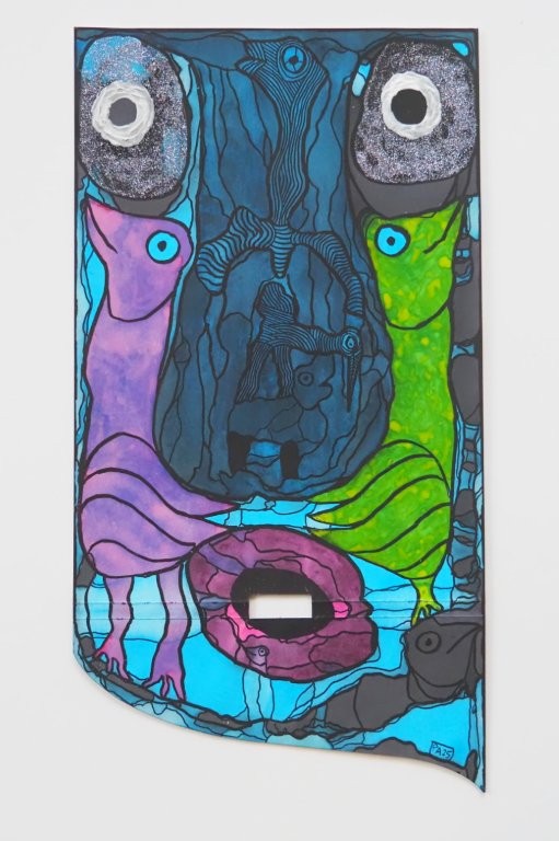 image qui représente une oeuvre de l'artiste Pierre Albasser qui représente un visage de face avec un gros nez bleu : Dessin sur emballage Encre, Posca et vernis à ongles Création 2025 Dimensions 39 x 21 cm