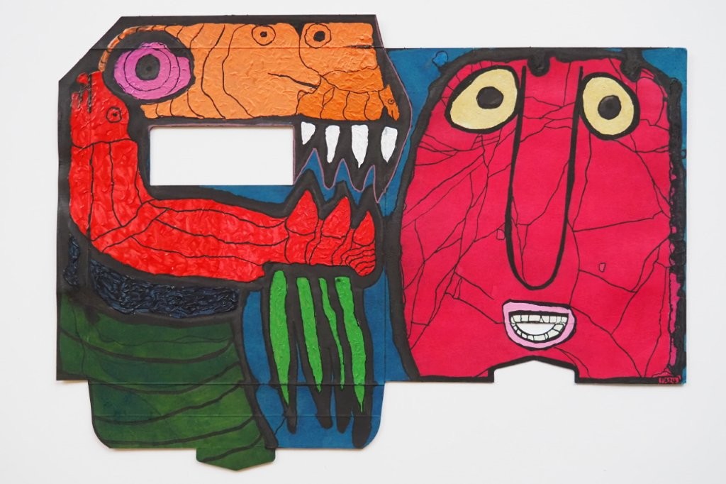 photographie qui représente une oeuvre de Pierre Albasser : Dessin sur emballage Encre, acrylique et Posca Création 2024 Dimensions 39,5 x 28,5 cm