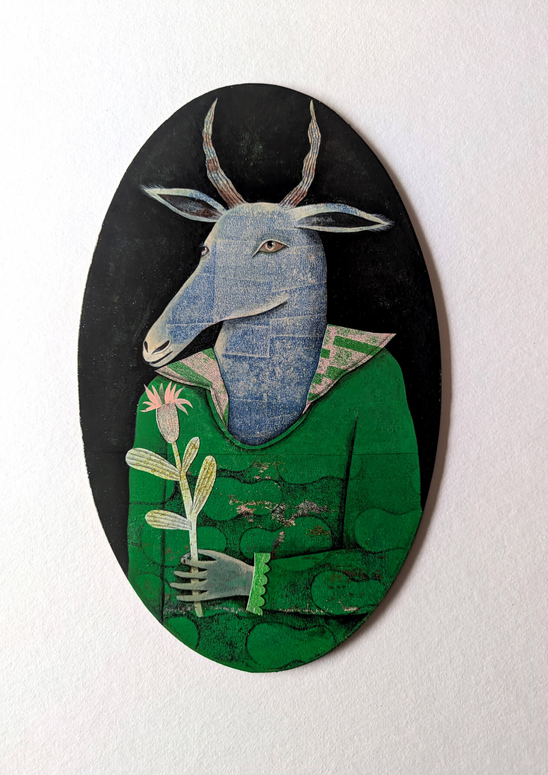 photographie d'une réouvre médaillon animal costumés de l'illustratrice Vanessa Hier : Médaillon Acrylique et papiers découpés sur carton, vernis brillant Dimensions 13 x 20,5 cm