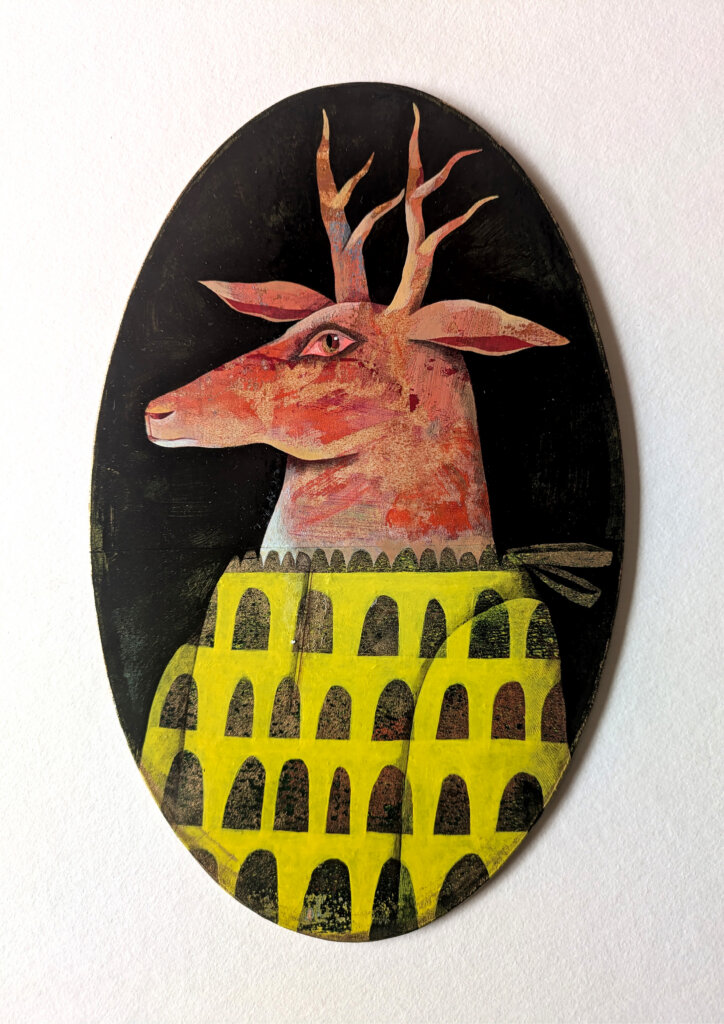 photographie qui représente une oeuvre médaillon portrait d'animal costumé : Médaillon avec accroche ruban prêt à installer Acrylique et papiers découpés sur carton, vernis brillant Dimension 13 x 21 cm