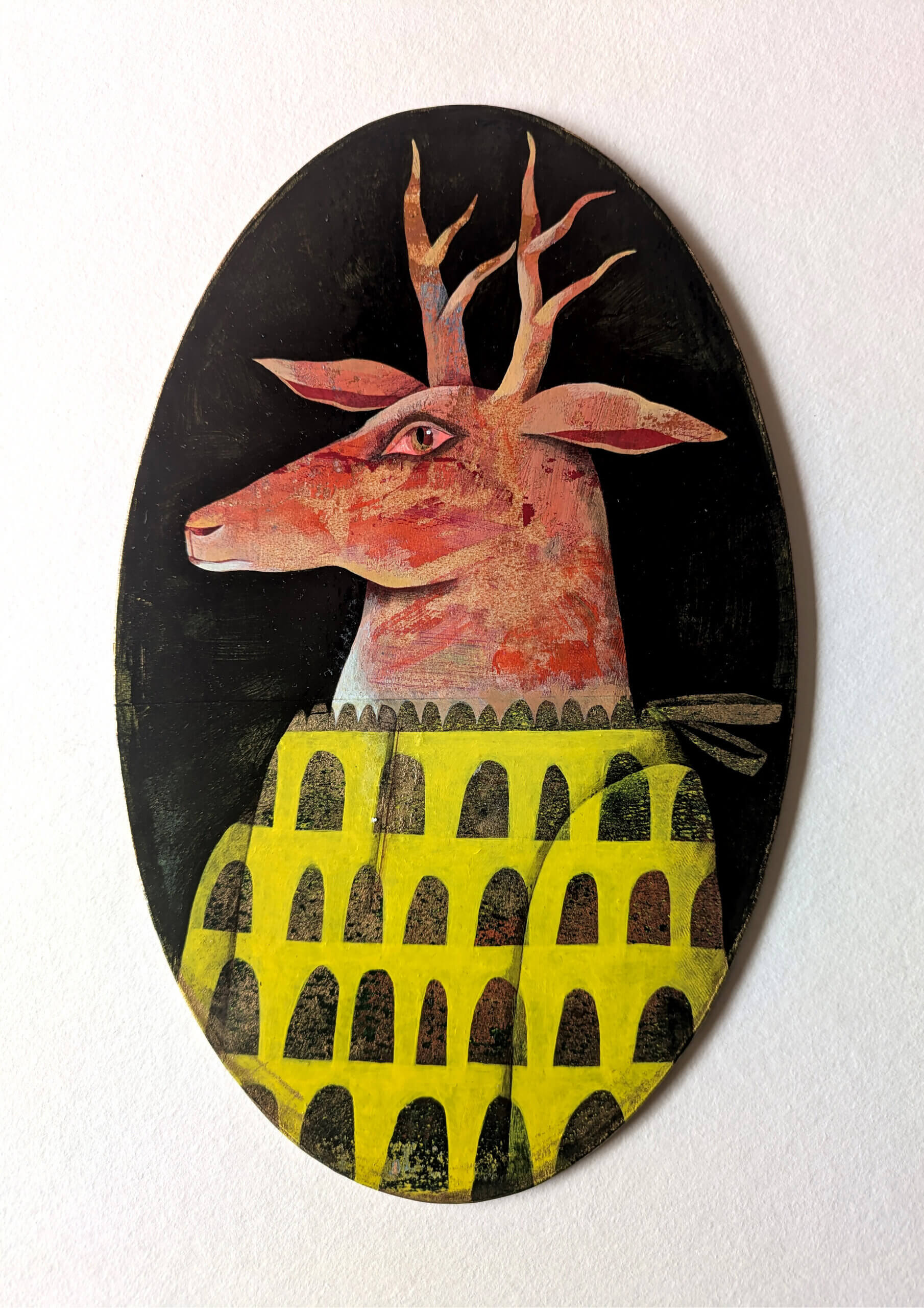 photographie qui représente une oeuvre médaillon portrait d'animal costumé : Médaillon avec accroche ruban prêt à installer Acrylique et papiers découpés sur carton, vernis brillant Dimension 13 x 21 cm