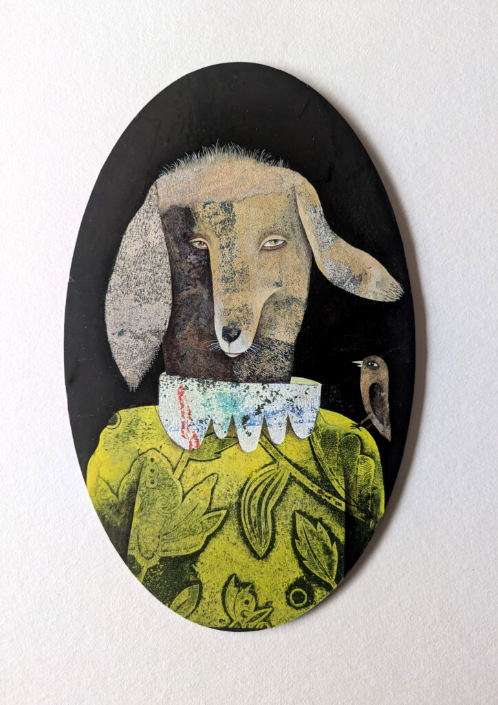 photographie qui représente une oeuvre médaillon portrait d'animal costumé de l'illustratrice Vanessa Hié : Chien avec oiseau sur l'épaule 21 x 13 cm