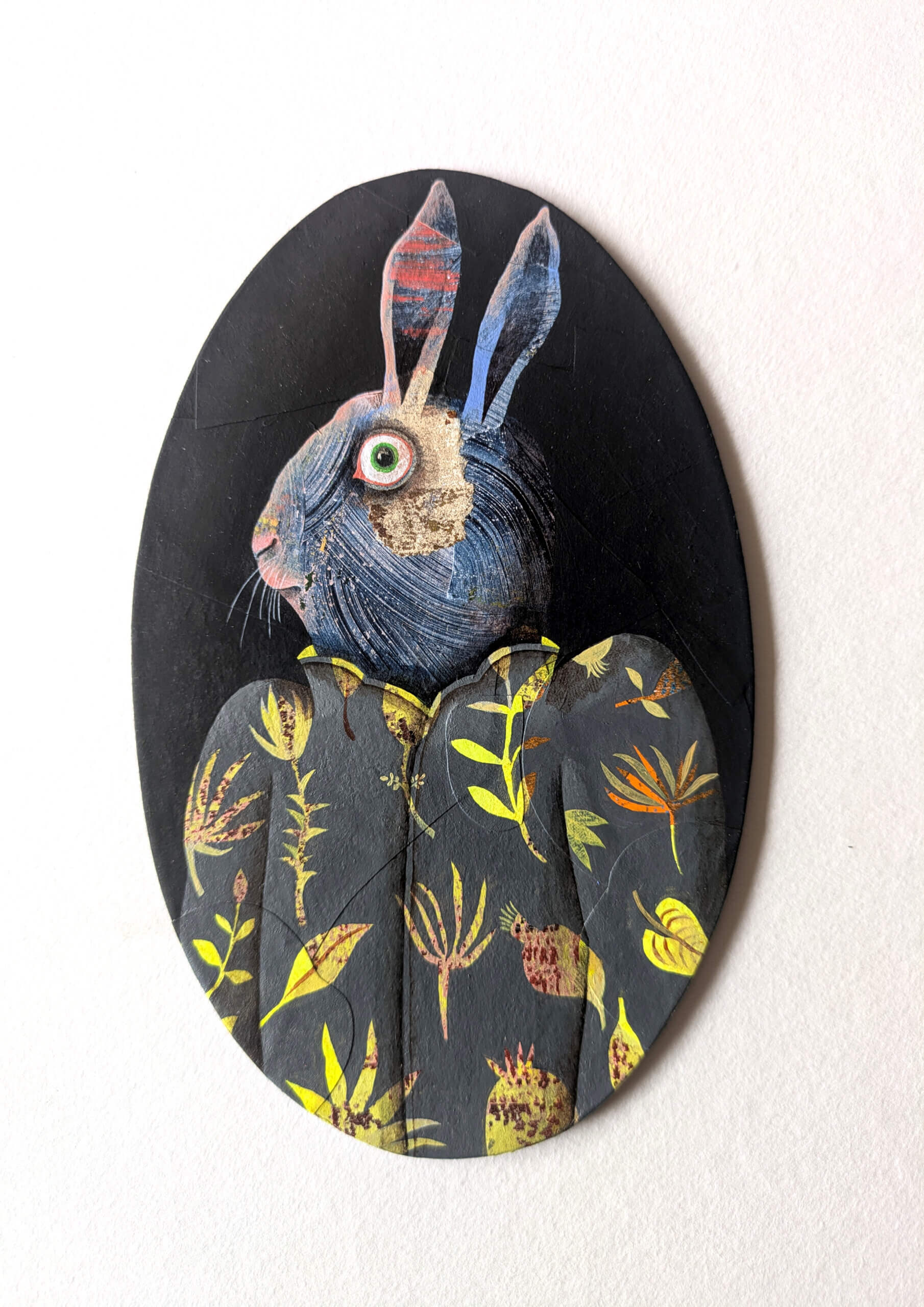 photographie qui représente une œuvre médaillon portrait d'animal costumé de l'illustratrice Vanessa Hié : lapin en veste à fleurs jaune 15 x 10 cm