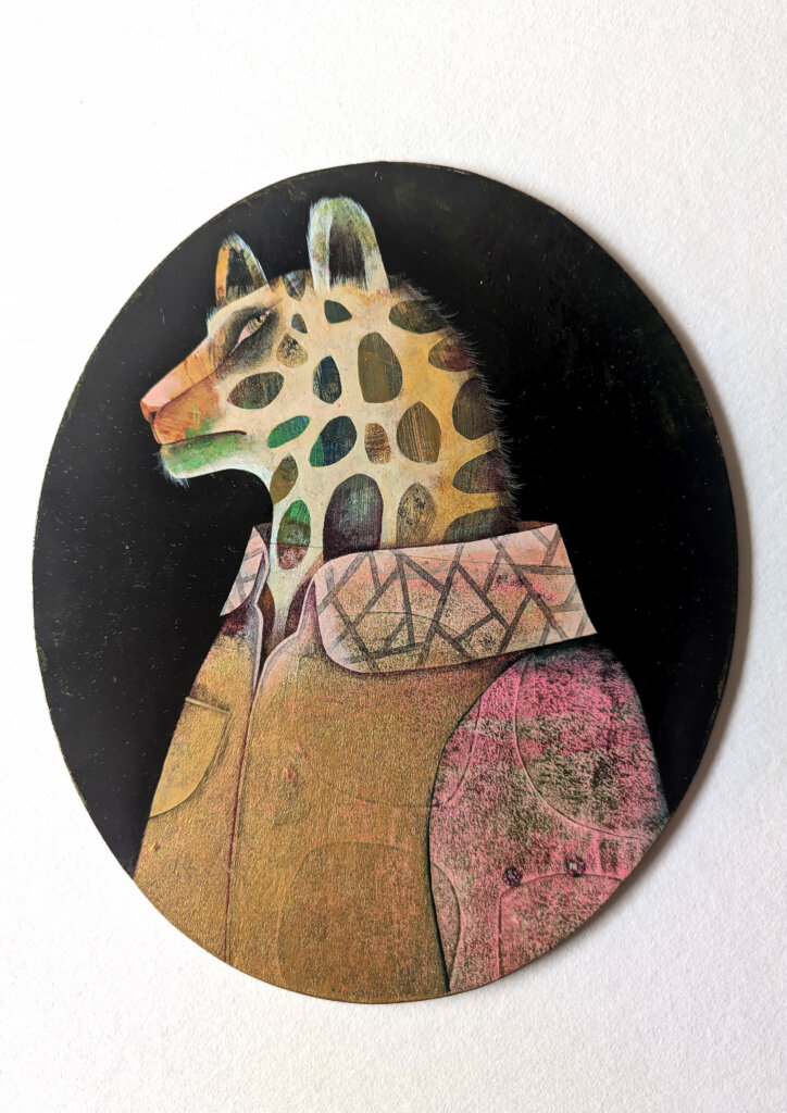 photographie qui représente une œuvre médaillon portrait d'animal costumé de l'illustratrice Vanessa Hié : Panthère en chemise et or 1! x 15 cm