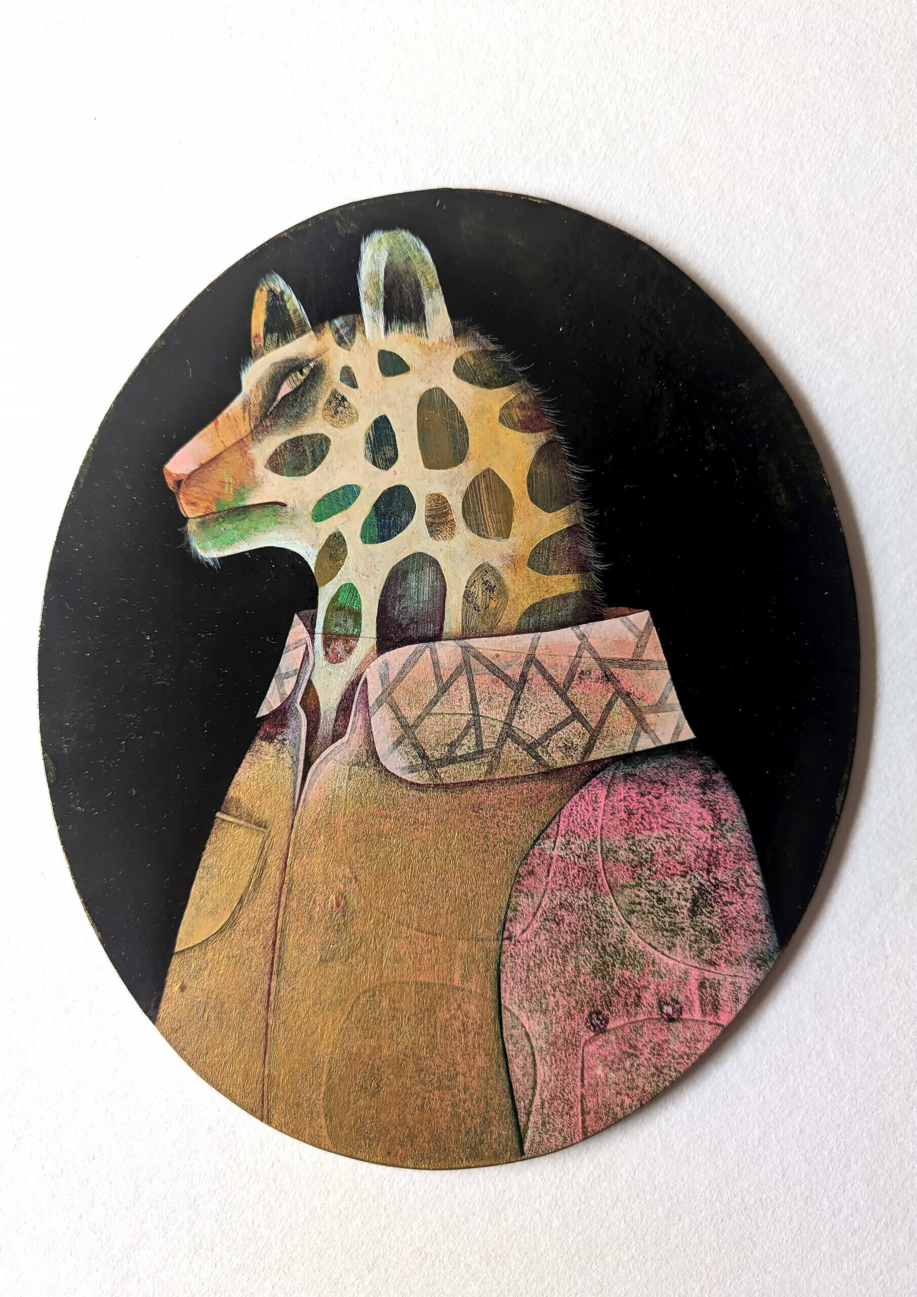 photographie qui représente une œuvre médaillon portrait d'animal costumé de l'illustratrice Vanessa Hié : Panthère en chemise et or 1! x 15 cm