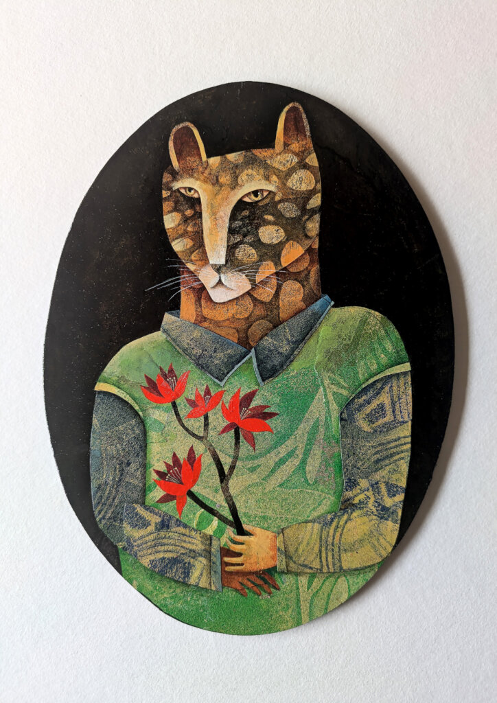 photographie qui représente une œuvre médaillon portrait d'animal costumé de l'illustratrice Vanessa Hié : Panthère à la chemise vert et à la branche rouge 19 x 14 cm