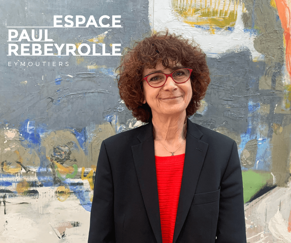 image qui représente la président de l'Espace Rebeyrolle cheveux frisés et lunettes rouges devant un tableau de l'artiste et avec le logo du centre d'art
