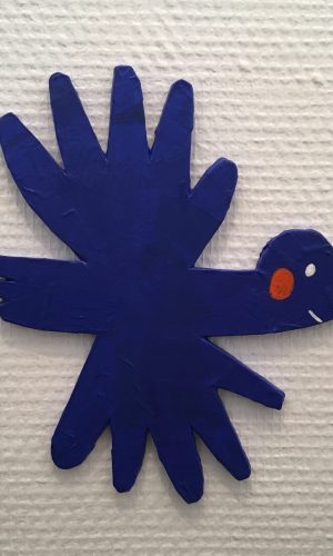 photo d'un oiseau bleu réalisé en papier et carton par Megumi Nemo volant vers la droite