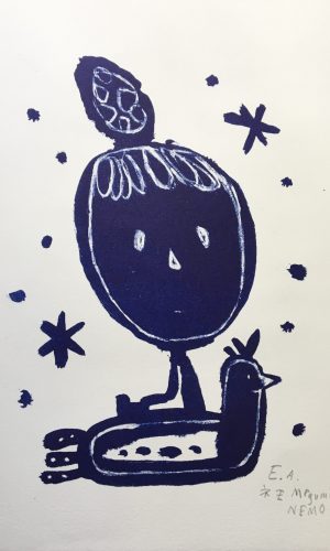 image qui représente une fillette avec un chignon assise avec deux étoiles de Megumi Nemo, dessin réalisé à l'encre bleue